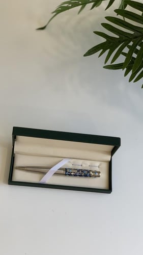 قلم فضي مع ازرق مع علبته