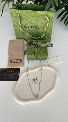 طقم سلسال وحلق قوتشي فضي مع لولؤ مع ملحقات