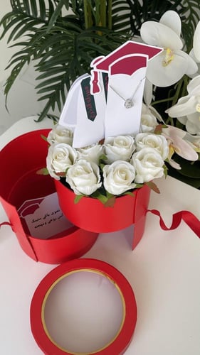 بوكس تخرج مع ورد كرت وسلسال ناعم