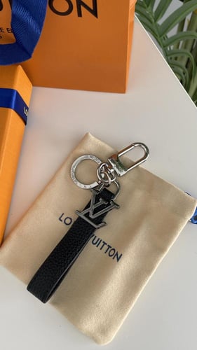 ميدالية LV اسود مع ملحقاته