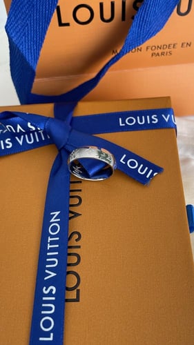 خاتم لويس فيتون فضي مع ملحقات