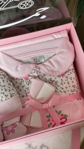 بوكس شنطه المواليد مع ملابس 6 قطع بنات