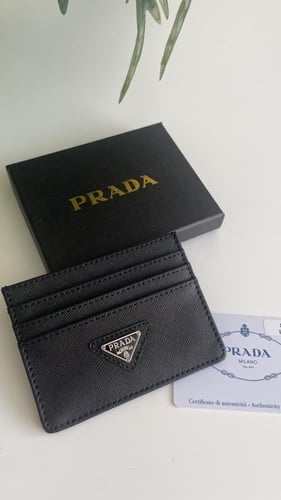 محفظه بطايق ( كاردهولدر) برادا اسود مع علبتها