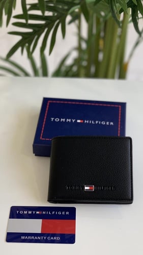 محفظة تومي مع علبتها