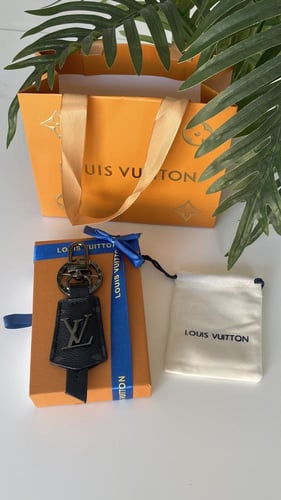 ميدالية LV اسود مع ملحقاته