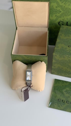 ساعة قوتشي فضي مع ابيض مع ملحقاتها