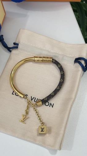 اسورة LV ذهبي نسائية مع الملحقات