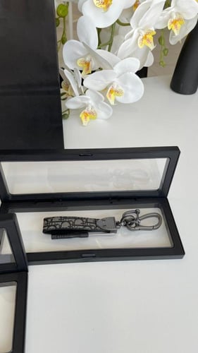 ميداليه مفاتيح مع علبه وكيس