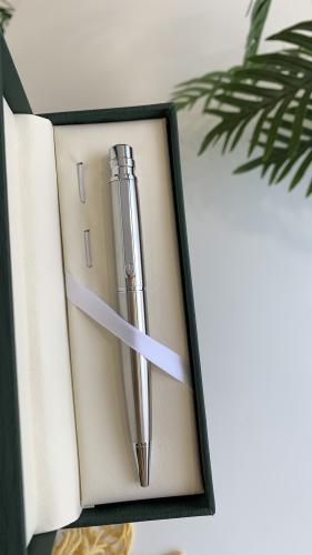 قلم فضي مع علبته