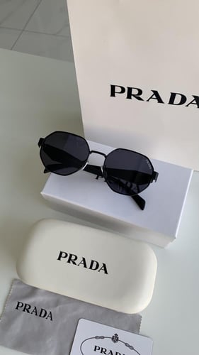 ‏نظارة برادا اسود مع ملحقاتها