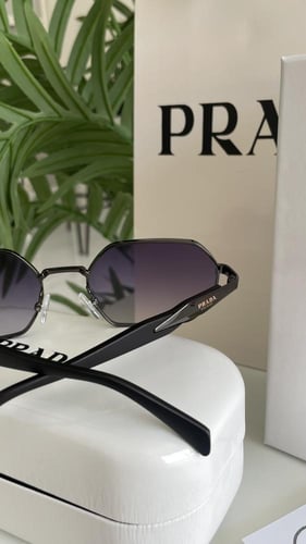 نظارة برادا مع ملحقات