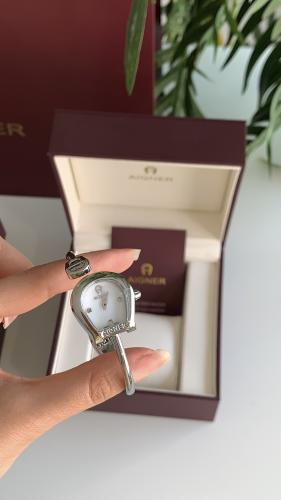 ساعه اقنر فضي مع ملحقاتها