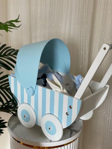 عربية مواليد اولاد مع طقم ملابس