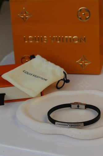 اسوره LV اسود رجالي مع الملحقات