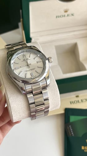 ساعه رولكس فضي من داخل ابيض مع ملحقاته