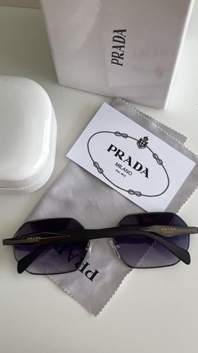 نظارة برادا مع ملحقات