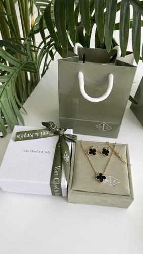 طقم سلسال وحلق فان كليف اسود