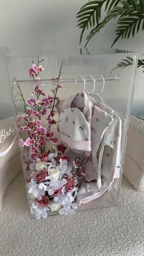 بوكس اكريلك مواليد مع ملابس وتنسيق الورد وكتابه