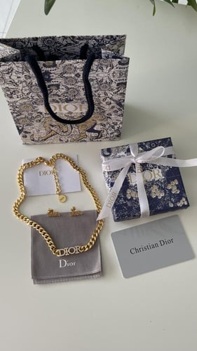 سلسال وحلق ديور ذهبي