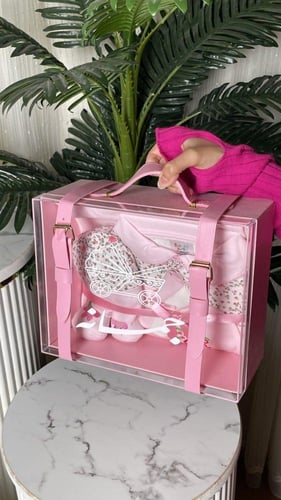 بوكس شنطه المواليد مع ملابس 6 قطع بنات