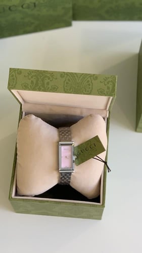 ساعة قوتشي فضي مع وردي مع ملحقاتها