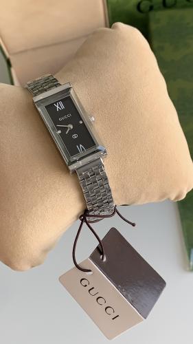 ساعة قوتشي فضي مع اسود مع ملحقاتها