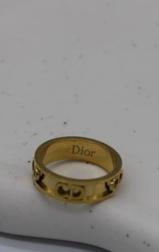 خاتم ديور الذهبي