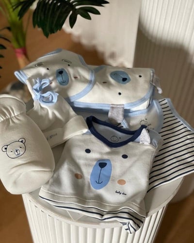 عربية مواليد اولاد مع طقم ملابس