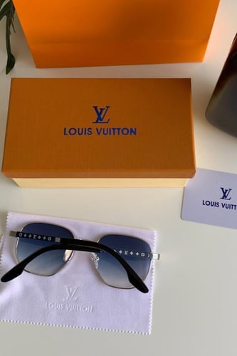 ‏نظارة لويس فيتون مع ملحقاتها