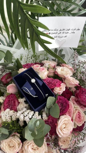 باقة ورد طبيعي + اسوره سوارفسكي وكرت
