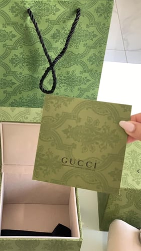 ساعة قوتشي مع الملحقات