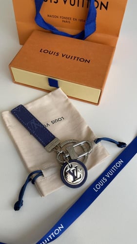 ميداليه LV ازرق مع الملحقات
