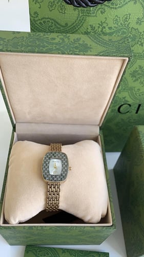 ساعة قوتشي ذهبي مع الملحقات