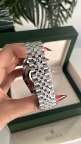 ساعة رولكس فضي من داخل رمادي مع ملحقاتها هاي كوالت...