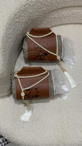 توزيعات رمضان تشمل سجادة وسبحه وحامل الجلد مع الكت...