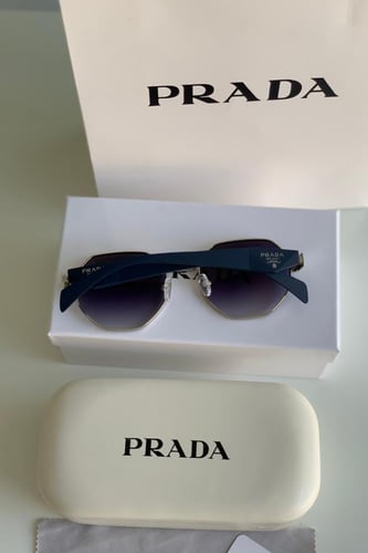 ‏نظارة برادا كحلي مع ملحقاتها