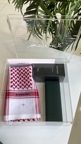 بوكس اكريلك + شماغ جفنشي +عطر سوفاج+قلم وكبك فضي