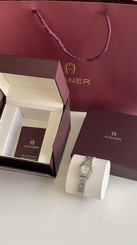 ساعة اقنر نسائي فضي مع ملحقاتها