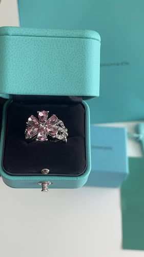 خاتم تيفاني لون وردي مع الملحقات