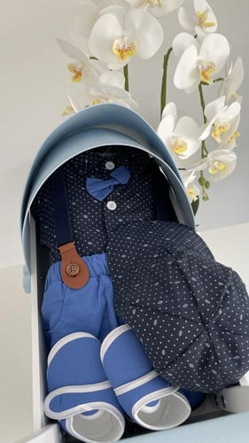 عربية مواليد اولاد مع طقم ملابس