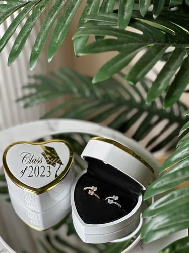 علبه خاتم مضيئه مع الخاتم و طبعه تخرج