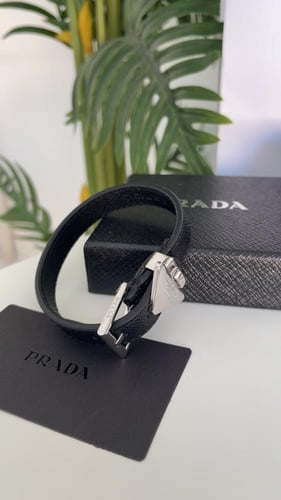 اسورة برادا جلد اسود مع ملحقاته