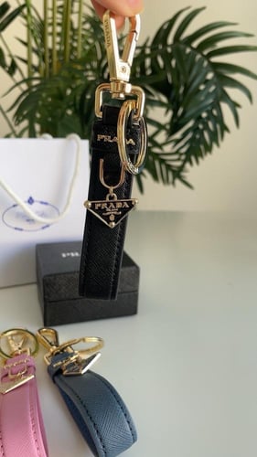 ميداليه برادا اسود مع ملحقاته