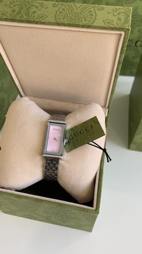 ساعة قوتشي فضي مع وردي مع ملحقاتها