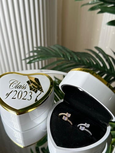 علبه خاتم مضيئه مع الخاتم و طبعه تخرج