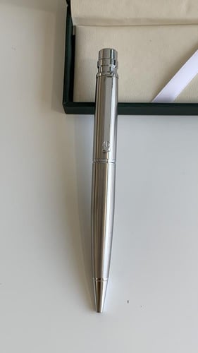 قلم فضي مع علبته