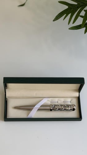 قلم فضي ملون مع علبته