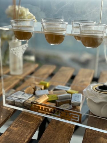 استاند الضيافه مع الفناجين+ عباره باختيارك