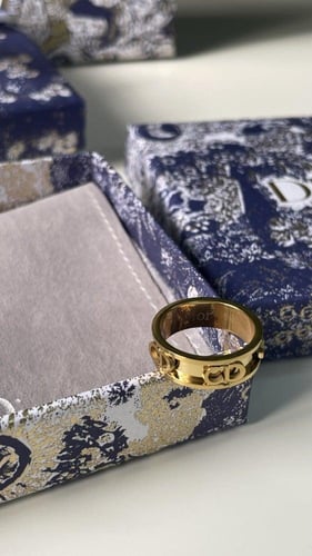 خاتم ديور الذهبي