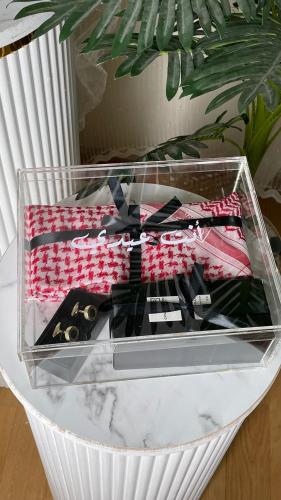 بوكس العيد اكريلك شفاف مع عباره وشماغ البسام + عطر...